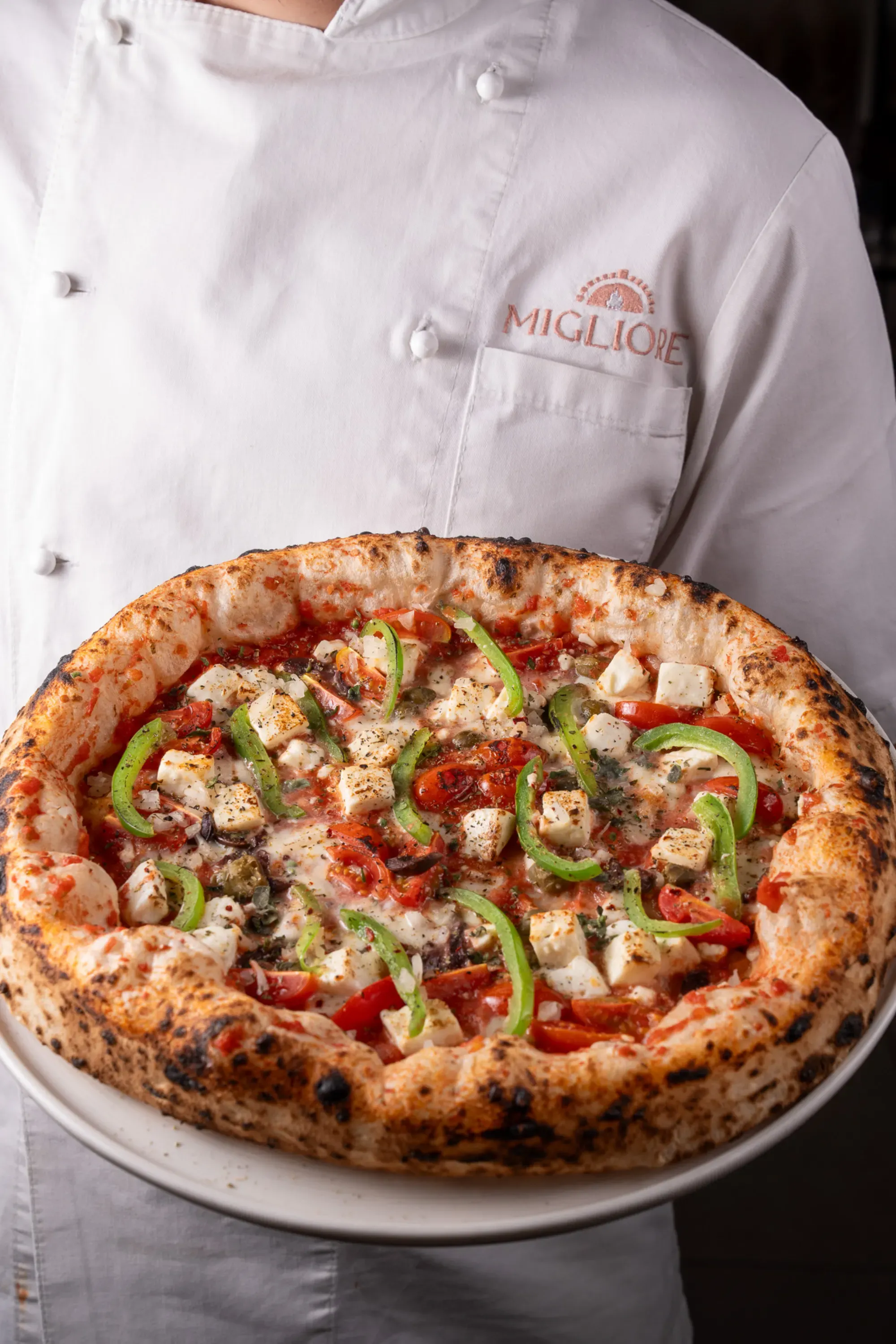 Έτοιμη ναπολιτάνικη πίτσα στα χέρια του pizzaiolo